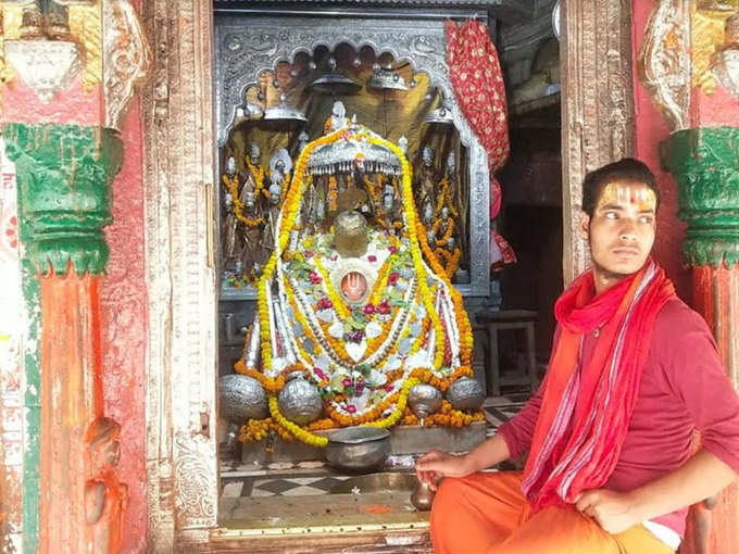 केवल पुजारी को मंदिर में रहने की अनुमति