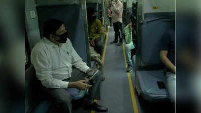 special train departure: नई दिल्ली से रवाना हुई स्पेशल ट्रेनें, सोशल डिस्टेंसिंग का पूरा ध्यान