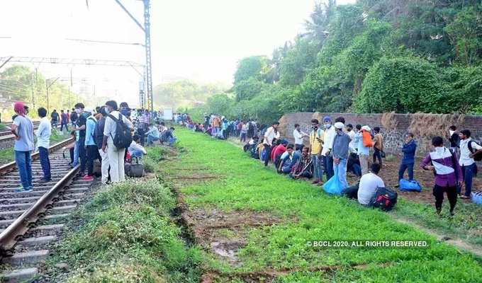 സ്വപ്നങ്ങൾ എല്ലാം ഉപേക്ഷിച്ച് അവർ നാട്ടിലേക്ക്