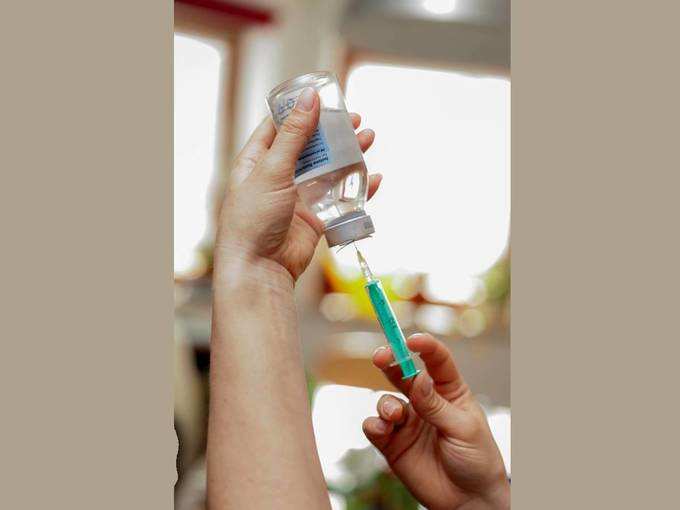 ​फाइजर और बायोएनटेक वैक्सीन
