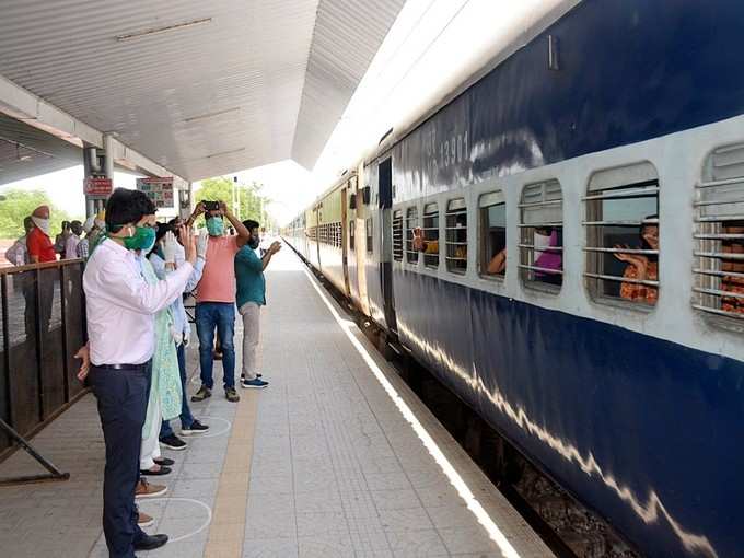 रेलवे कर्मचारियों ने प्रवासी मजदूरों को विदा किया