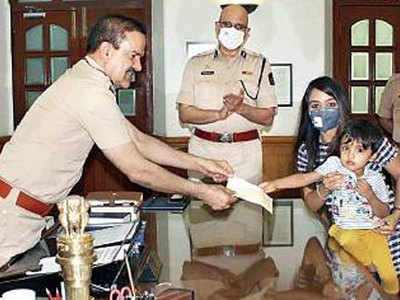कोरोनाः पैनकेक बेचकर जुटाए पैसे, 3 साल के कबीर ने मुंबई पुलिस को दान किए 50 हजार