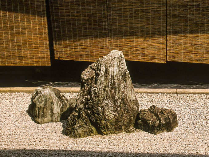 जापान के गार्डन में नजर आते हैं ऐसे पत्थर