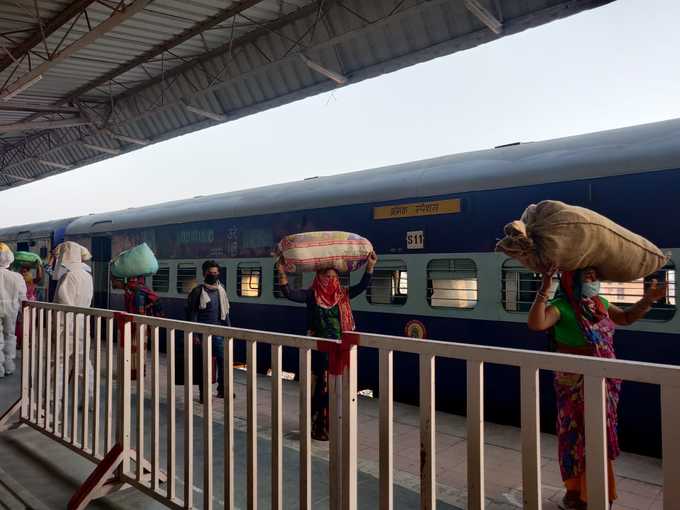 हरियाणा में फंसे एमपी के विभिन्न जिलों के 1400 मजदूर श्रमिक स्पेशल ट्रेन से टीकमगढ़ पहुंचे