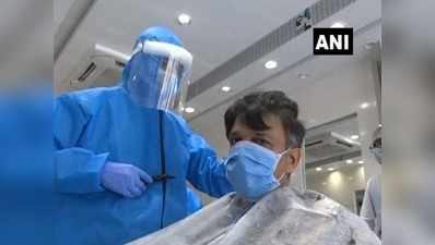 COVID-19 In Gujarat: डॉक्टर नहीं नाई! PPE किट पहनकर हेयरकट