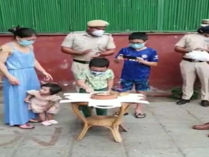 केक लेकर पहुंचे दिल्ली पुलिस के जवान