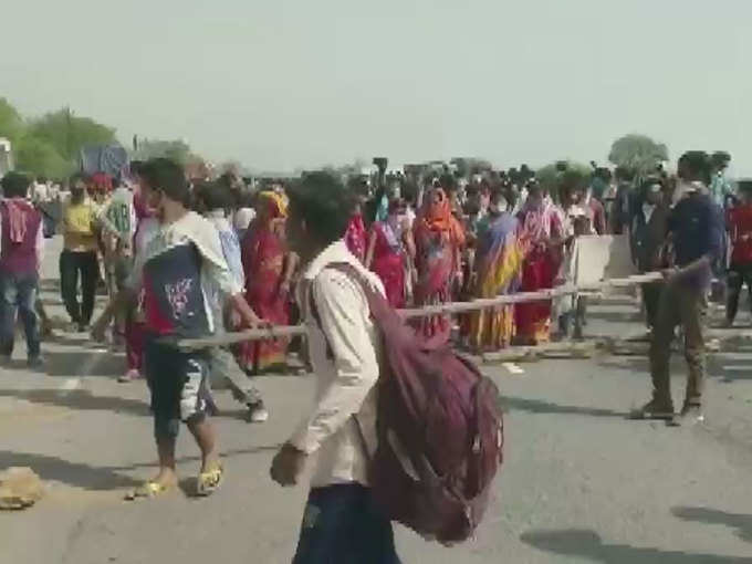 ​मथुरा में प्रवासी मजदूरों ने जाम की रोड