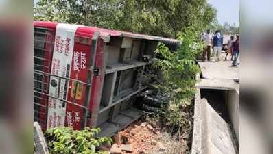 यूपी: कुशीनगर में शाम को फिर हुई मजदूरों की बस और ट्रक की टक्‍कर, रायबरेली में भी बस पलटी
