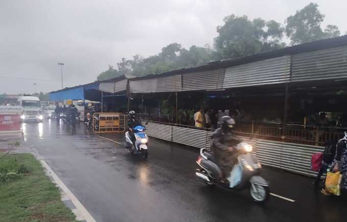 ಅನಿರೀಕ್ಷಿತವಾಗಿ ಸುರಿದ  ಮಳೆಗೆ ಜನಜೀವನ ತತ್ತರ