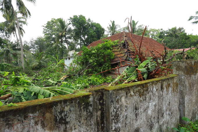 അമ്പതിലധികം വീടുകൾക്ക് തകരാർ