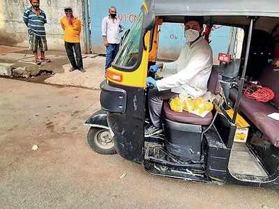 ক্ষমতা নয়-মন দরকার, বিয়ের টাকা দিয়ে পরিযায়ীদের মুখে খাবার তুলছেন অটোচালক!