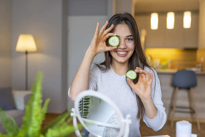 cucumbers on eyes at home