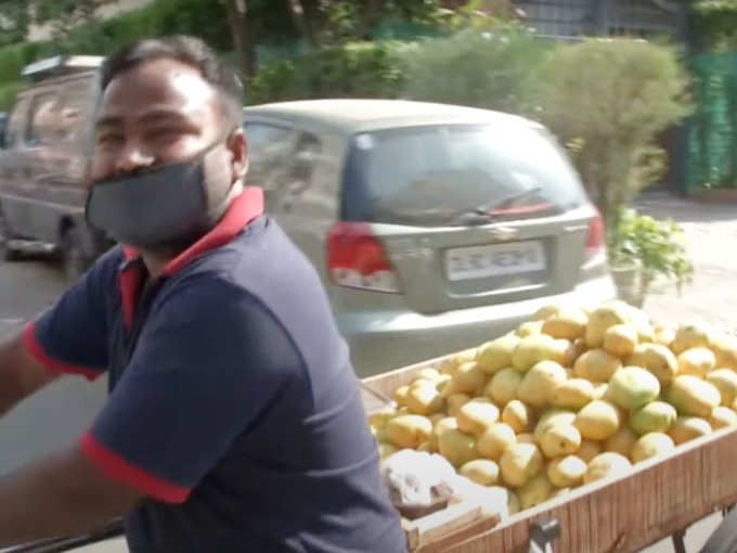 8-10 सालों से दिल्ली में बेच रहे फल