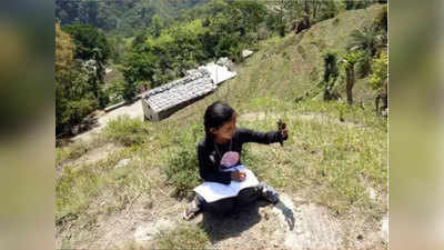 उत्तराखंड में ऑनलाइन पढ़ाई के लिए जान जोखिम में डाल पहाड़ और जंगल पार कर रहे बच्चे