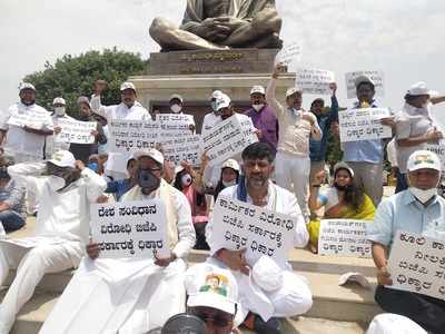 ಎಪಿಎಂಸಿ ಕಾಯ್ದೆ ತಿದ್ದುಪಡಿಗೆ ಆಕ್ರೋಶ, ರಾಜ್ಯ ಸರ್ಕಾರದ ವಿರುದ್ಧ ಕಾಂಗ್ರೆಸ್ ಪ್ರತಿಭಟನೆ