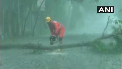 Super Cyclone: భీకర గాలులతో తీరాన్ని తాకిన అంపన్.. మరో నాలుగు గంటలు అంత్యంత కీలకం