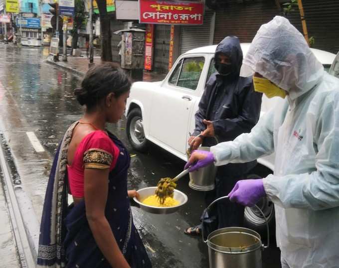 ನಿರಾಶ್ರಿತರಿಗೆ ಆಹಾರ ವಿತರಣೆ