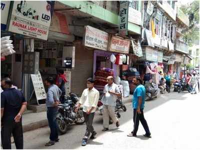 लॉकडाउन-4: दो महीने बाद बनारस के बाजारों में लौटी रौनक, खरीदारी को पहुंचे लोग