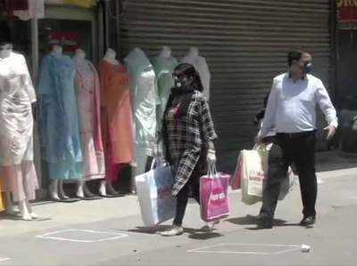 दिल्लीः लॉकडाउन में मिली छूट, बाजार में शॉपिंग करने निकले लोग
