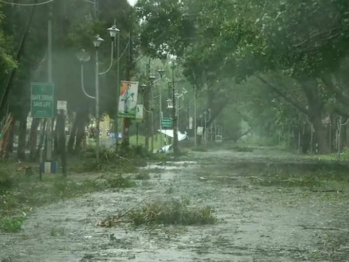 तूफान और बारिश के बीच सड़क का हाल देखिए