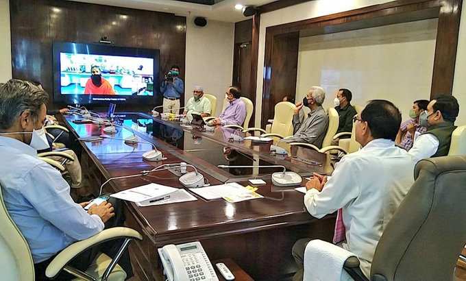 सीएम शिवराज सिंह चौहान ने वीडियो कॉन्फ्रेंसिंग के जरिए योग गुरु बाबा रामदेव से चर्चा की