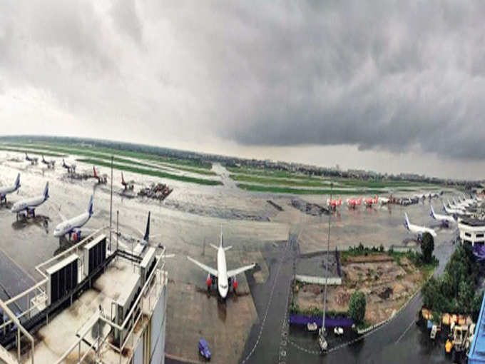 कोलकाता एयरपोर्ट पर पानी