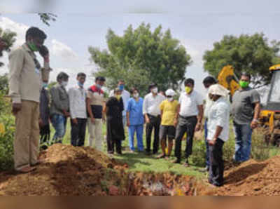 ಲಾಕ್‌ಡೌನ್‌ ಹಿನ್ನೆಲೆ ಬಾರದ ಮಗ, ವೈದ್ಯರಿಂದ ವೃದ್ಧೆ ಅಂತಿಮ ಸಂಸ್ಕಾರ