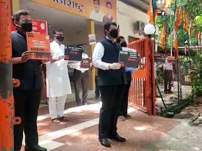 कोरोना से जंग में फेल उद्धव सरकार, महाराष्ट्र बीजेपी के नेताओं ने काली पट्टी बांधकर किया प्रदर्शन