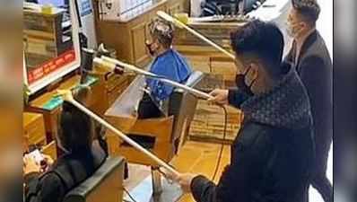 ચીનમાં કોરોના વાયરસનો ભય, 4 ફૂટ દૂરથી ગ્રાહકોના વાળ કાપી રહ્યા છે વાળંદ