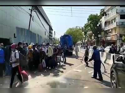 ফের পরিযায়ীদের গায়ে জীবাণুনাশক ছড়ানোর অভিযোগ, ক্ষমা চাইল দিল্লি পুরসভা