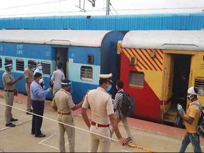 ರೈಲ್ವೆ ಅವ್ಯವಸ್ಥೆ ವಿರುದ್ಧ ಸಿಡಿದೆದ್ದ ‘ಶ್ರಮಿಕ’ರು, ಮೂರು ನಿಲ್ದಾಣಗಳಲ್ಲಿ ದಾಂಧಲೆ