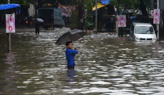 મુંબઈમાં દે ધનાધન વરસાદ, જુઓ 60 તસવીરોમાં શહેરની હાલની સ્થિતિ