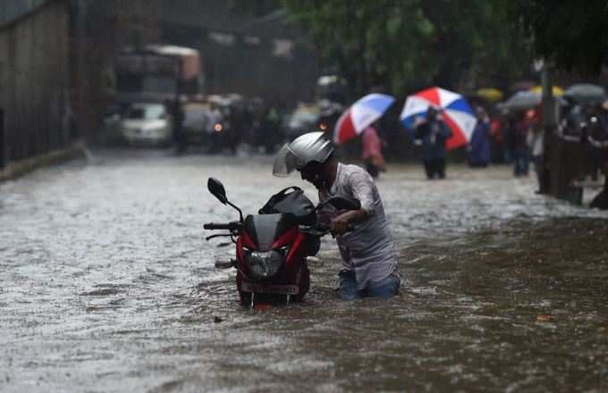 મુંબઈમાં દે ધનાધન વરસાદ, જુઓ 60 તસવીરોમાં શહેરની હાલની સ્થિતિ