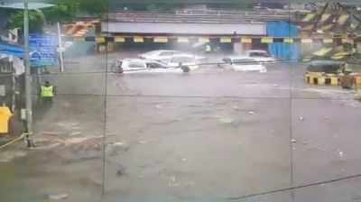 મુંબઈઃ વરસાદ એટલો ધોધમાર કે રસ્તા પર કાર ડૂબી જાય તેટલા પાણી ભરાયા
