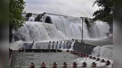 கன்னியாகுமரி அருவியில் தண்ணீர் கொட்டுவதை பாருங்க...