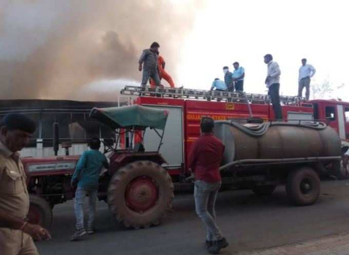 ગાંધીનગર GIDCમાં ફાટી નીકળેલી ભયાનક આગ કલાકો બાદ પણ બેકાબૂ