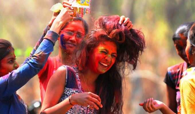 રંગ બરસે.. Holi સેલિબ્રેશનની આ તસવીરો જોઈ દિલ ખુશ થઈ જશે