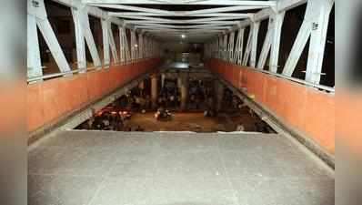 મુંબઈઃ CST રેલવે સ્ટેશનનો ફૂટઓવર બ્રિજ ધરાશાયી, 5ના મોત, 34 ઈજાગ્રસ્ત