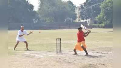 સંસ્કૃત ક્રિકેટ ટૂર્નામેન્ટ : ધોતી-કુર્તા પહેરી બટુકો રમ્યા ક્રિકેટ, સંસ્કૃતમાં કોમેન્ટરી