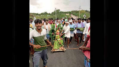 कोरोना से रक्षा के लिए कोरोनाम्मा की पूजा, ग्रामीणों ने की देवी से गांव छोड़ने की प्रार्थना