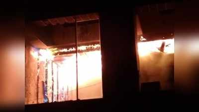 સુરતઃ વેસુનાં શોપિંગ કોમપ્લેક્સમાં લાગી આગ, એક બાળકનું મોત, 50ને બચાવાયાં