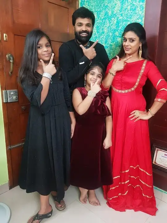 RajKamal,இதனால தான் ராஜ்கமல் லதா ராவை கட்டிக்கிட்டாராம்யா! - latha rao, rajkamal's latest video is too cute to miss - Samayam Tamil