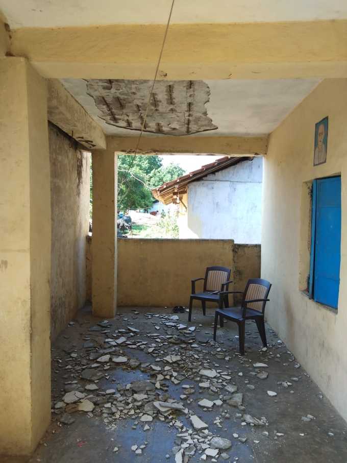 લુણાવાડાઃ પ્રાથમિક શાળાની છતના પોપડા પડતા 3 વિદ્યાર્થી ઈજાગ્રસ્ત