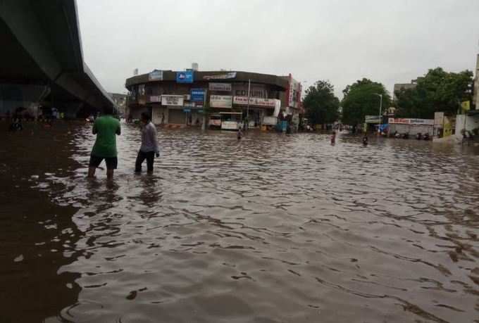 Pics: જુઓ, 5 કલાક પડેલા ધમધોકાર વરસાદે અમદાવાદના શું હાલ કર્યા