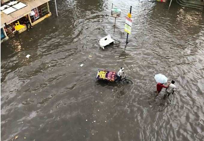 Pics: જુઓ, 5 કલાક પડેલા ધમધોકાર વરસાદે અમદાવાદના શું હાલ કર્યા