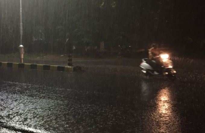 અમદાવાદ-ગાંધીનગર: ઘણી રાહ જોવડાવ્યા બાદ આખરે પડ્યો વરસાદ, લોકો ખુશખુશાલ