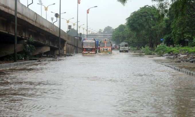 મુંબઈમાં ત્રણ દિવસથી નોન-સ્ટોપ વરસાદ, જુઓ મેઘતાંડવની 65 તસવીરો