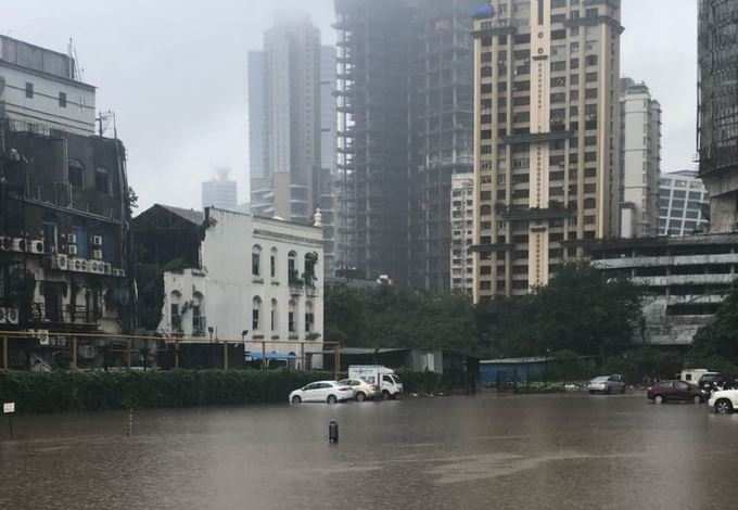 મુંબઈમાં એક જ દિવસમાં 9 ઈંચ જેટલા ભારે વરસાદથી શહેર આખું પાણી-પાણી