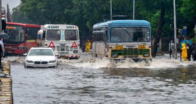 Pics: ધોધમાર વરસાદથી મુંબઈના હાલ બેહાલ, આખું શહેર થયું જળબંબાકાર