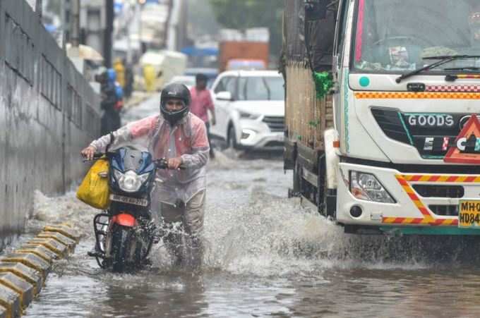 Pics: ધોધમાર વરસાદથી મુંબઈના હાલ બેહાલ, આખું શહેર થયું જળબંબાકાર